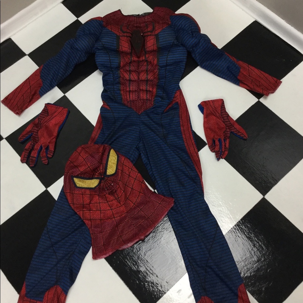 Spider-Man costume size 6 boys.